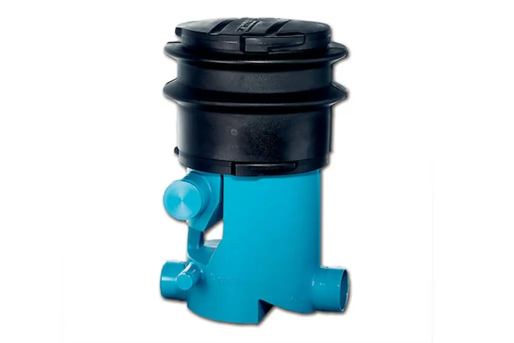 Roth-Pumpe in blau-schwarzer Ausführung zur Wasserversorgung, mit Anschlüssen für Zu- und Ablauf, auf einem weißen Hintergrund dargestellt.